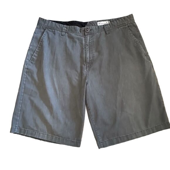 Volcom ~ Mens Gray flat front Shorts ~ size 40 - Picture 1 of 11